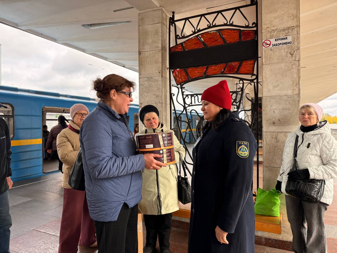 Фотографія вручення тортів працівникам метрополітену